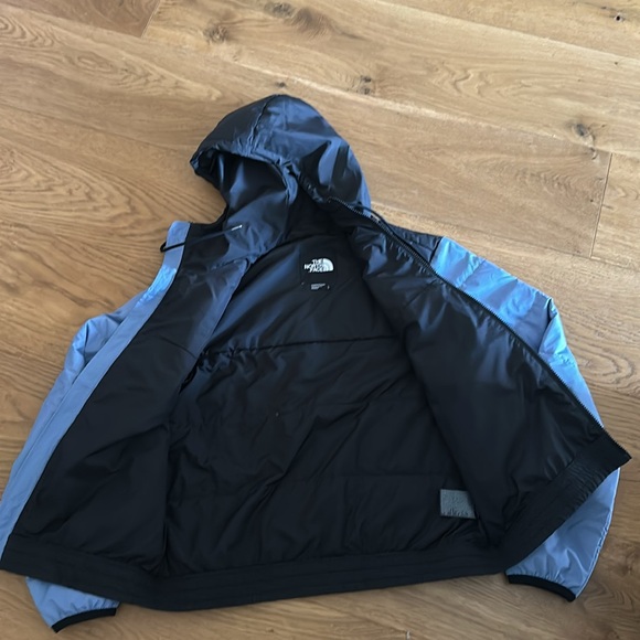 Woman’s north face jacket - Picture 4 of 6